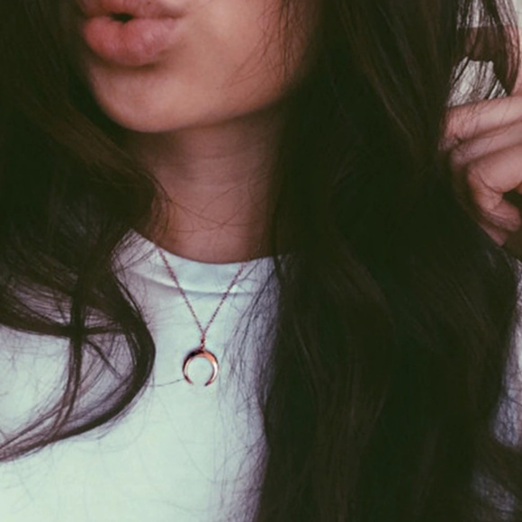 ❤️ 3/$30 Dainty Crescent Horn Necklace - Picture 5 of 7